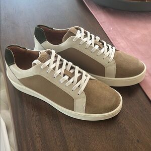 New Men’s Donald Pliner Stylish Tan and White Sneakers, size 8.5